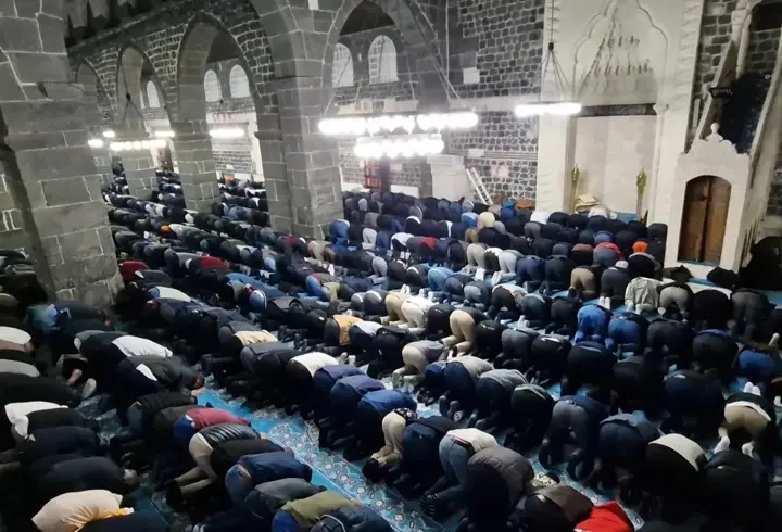 Diyarbakır'da bayram namazında tarihi Ulu Cami doldu