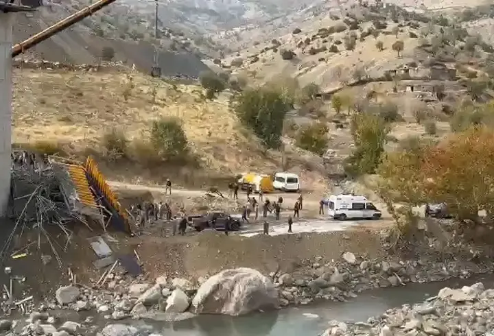 SON DAKİKA... Diyarbakır’da viyadük inşaatında iskele çöktü: 3 işçi hayatını kaybetti