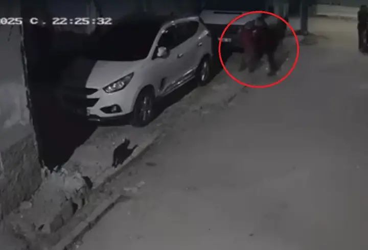 Başını otomobile çarptığı çocuğu yere fırlattı; o anlar kamerada