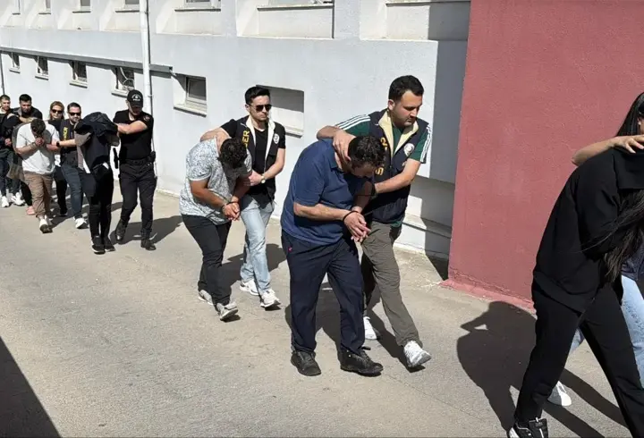 Adana'da uyuşturucu suçlarından aranan 15 kişi yakalandı