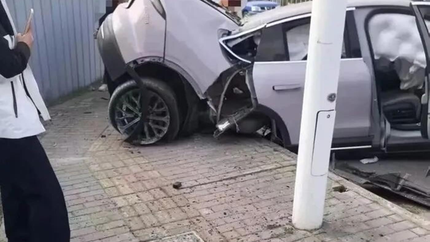 Nio EC6'nın Çin'deki kazası gündem oldu: Araç ikiye ayrıldı