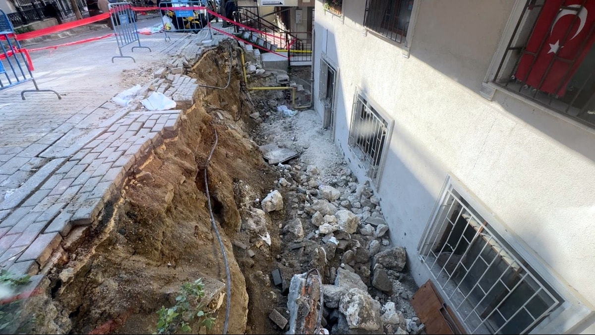 Avcılar'da istinat duvarı çöktü! Şans eseri yaralanan olmadı