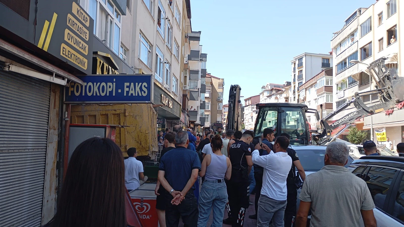 Kamyonun frenleri patladı, dükkana daldı: O anlar kamerada