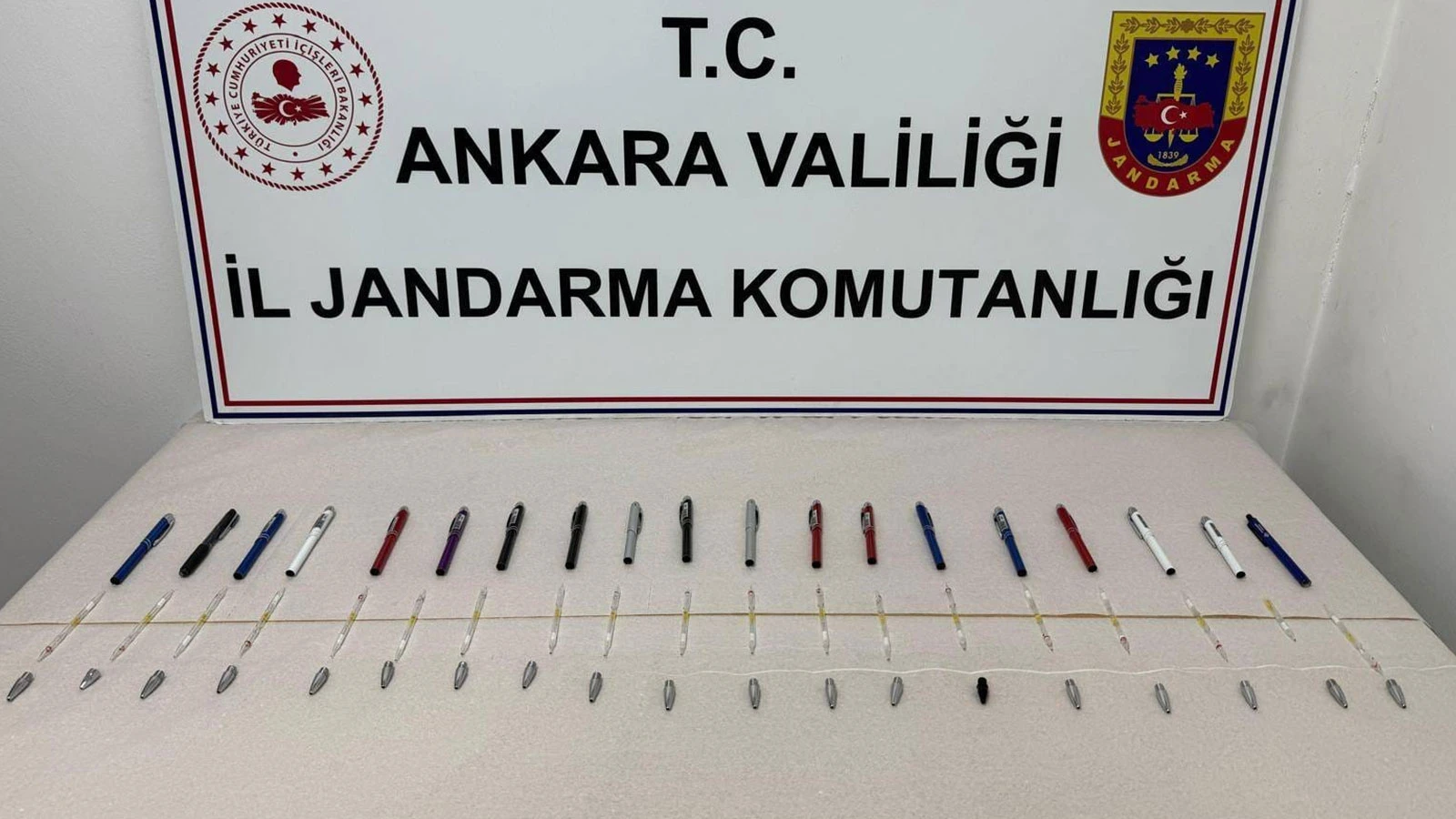 Değeri 6 milyon lira; Ankara'da 19 tüp yılan zehri ele geçirildi