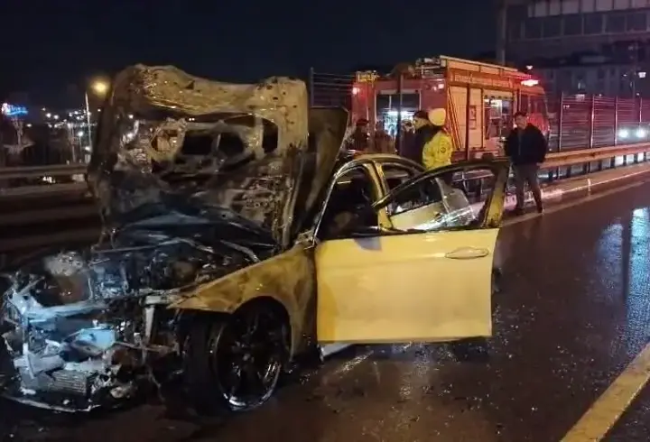 İstanbul - Kadıköy'de seyir halindeki otomobil alev alev yandı