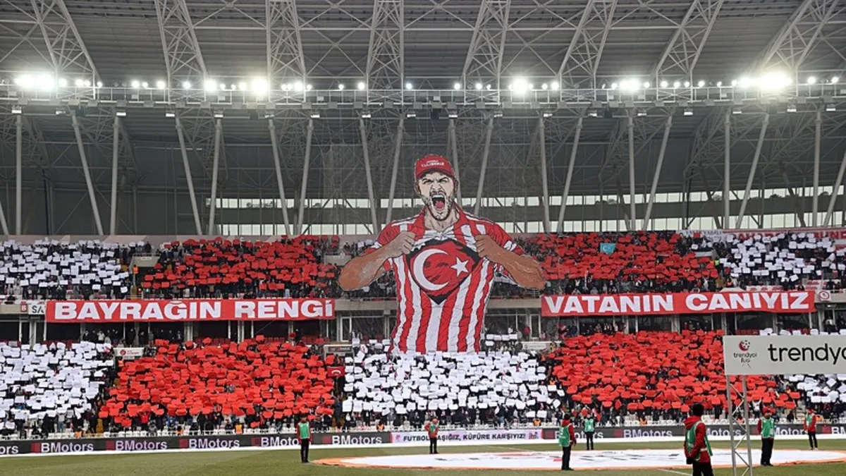 Özbelsan Sivasspor taraftarından Türk bayrağı koreografisi