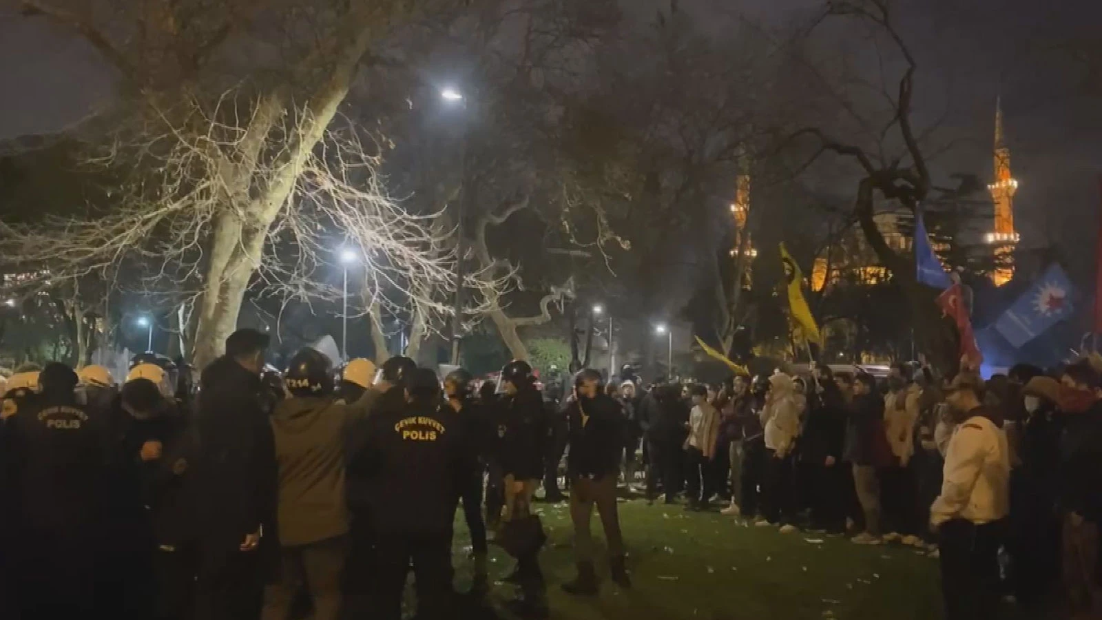 Saraçhane'de izinsiz gösteri yapan grup ile polis arasında arbede yaşandı