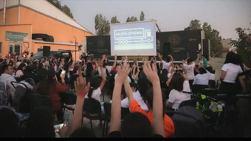 Kilometrelerce yol kateden "sinema tırı" binlerce çocuğu beyaz perdeyle buluşturdu