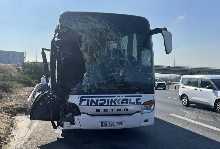 TEM'de yolcu otobüsü kamyona arkadan çarptı; 1’i ağır, 7 yaralı