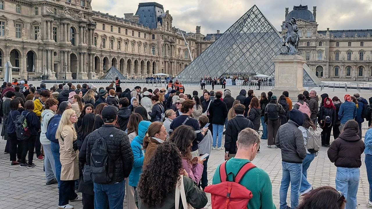 Fransa'da Protestolar Louvre'a Sıçradı: Dünyaca Ünlü Müze Ziyarete Kapatıldı