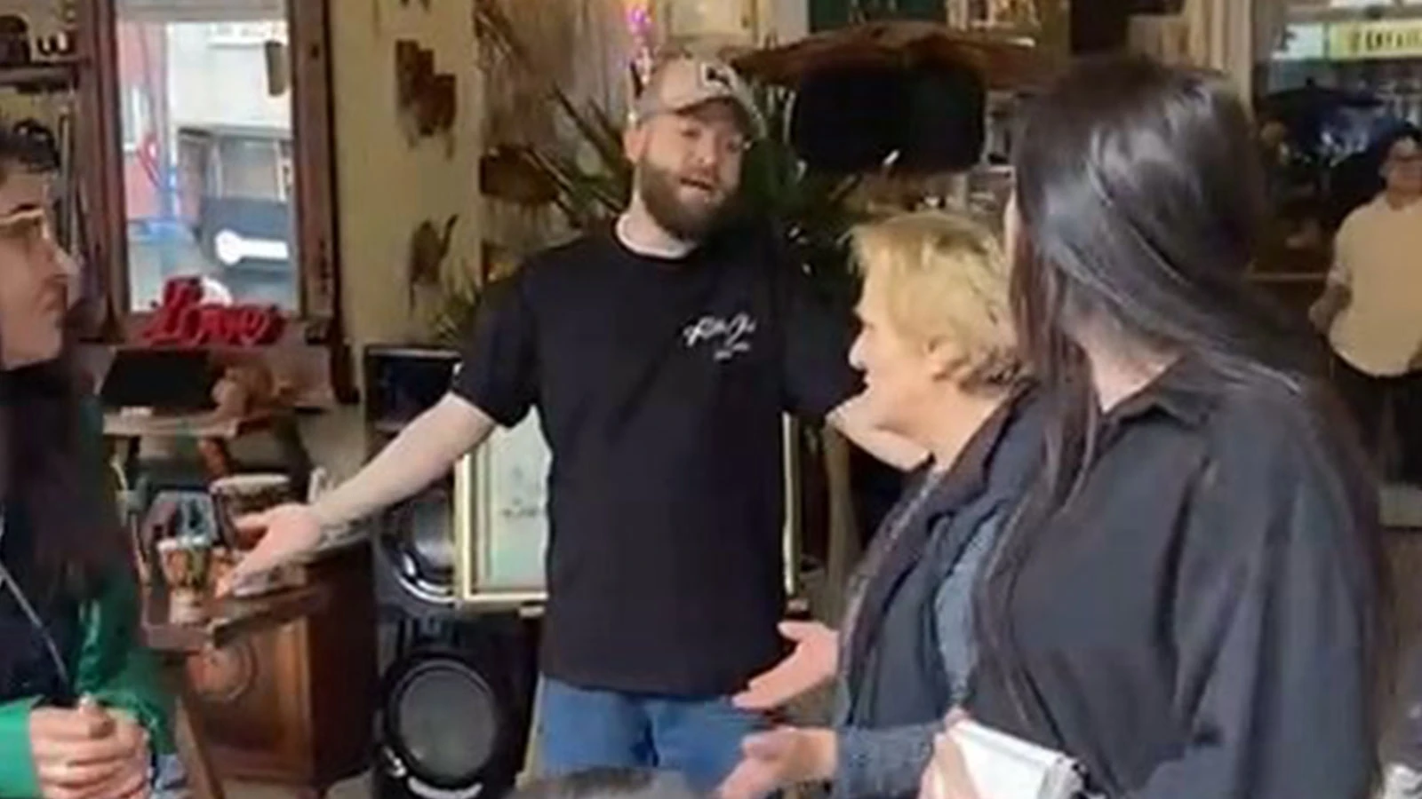 İşletme sahibi tarafından öğretmen ve öğrencilerin kovulduğu kafe mühürlendi