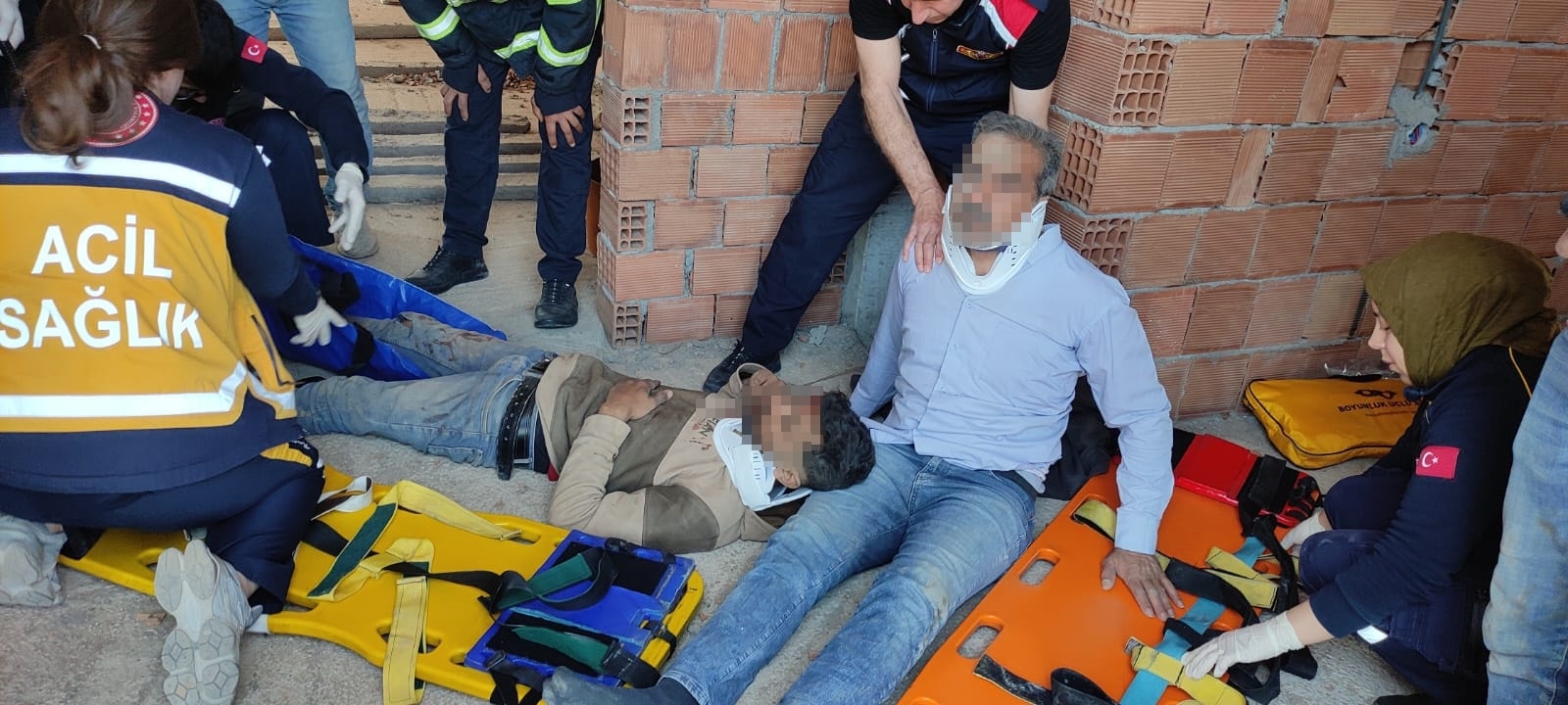 Cami inşaatının iskelesi çöktü: 2 işçi ağır yaralı!
