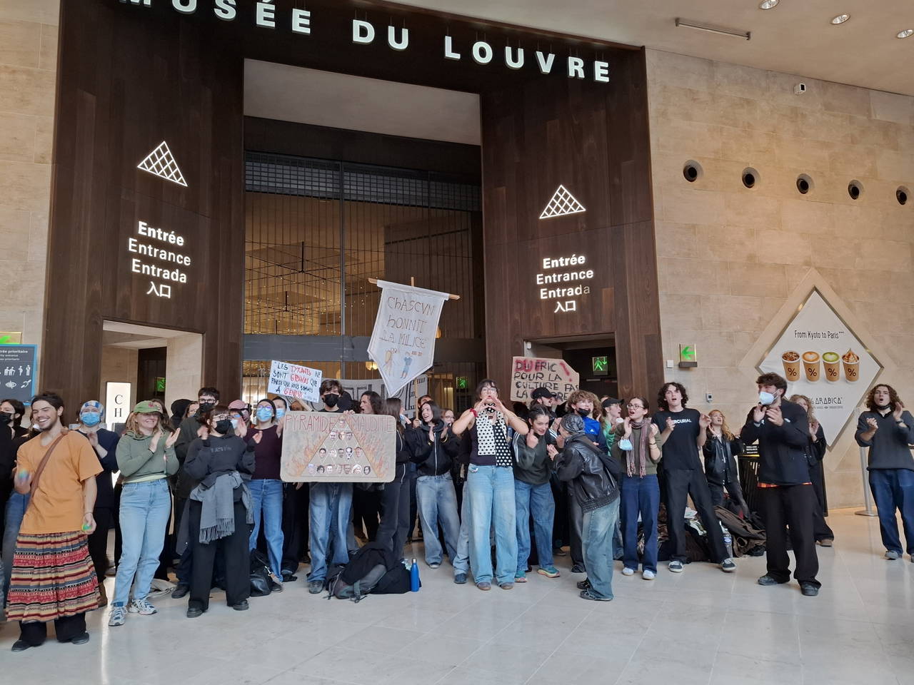 Paris'te Louvre Müzesi Önünde Protesto: Öğrenciler Girişleri Kapattı
