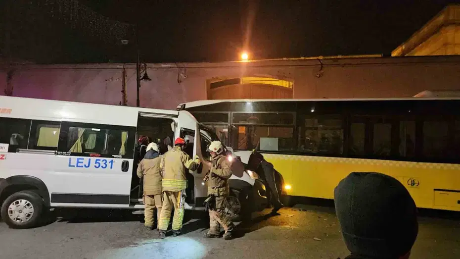 İETT otobüsü ile servis minibüsü kafa kafaya çarpıştı