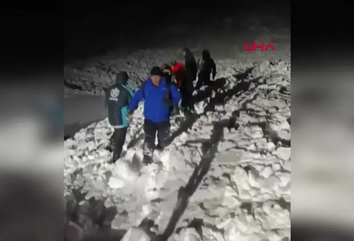 Araçlarının üstüne çığ düştü! Kendi imkanlarıyla kurtuldular