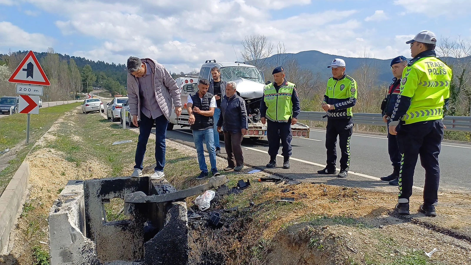Menfeze çarpan hafif ticari araçta 1 kişi öldü, 2 kişi yaralandı