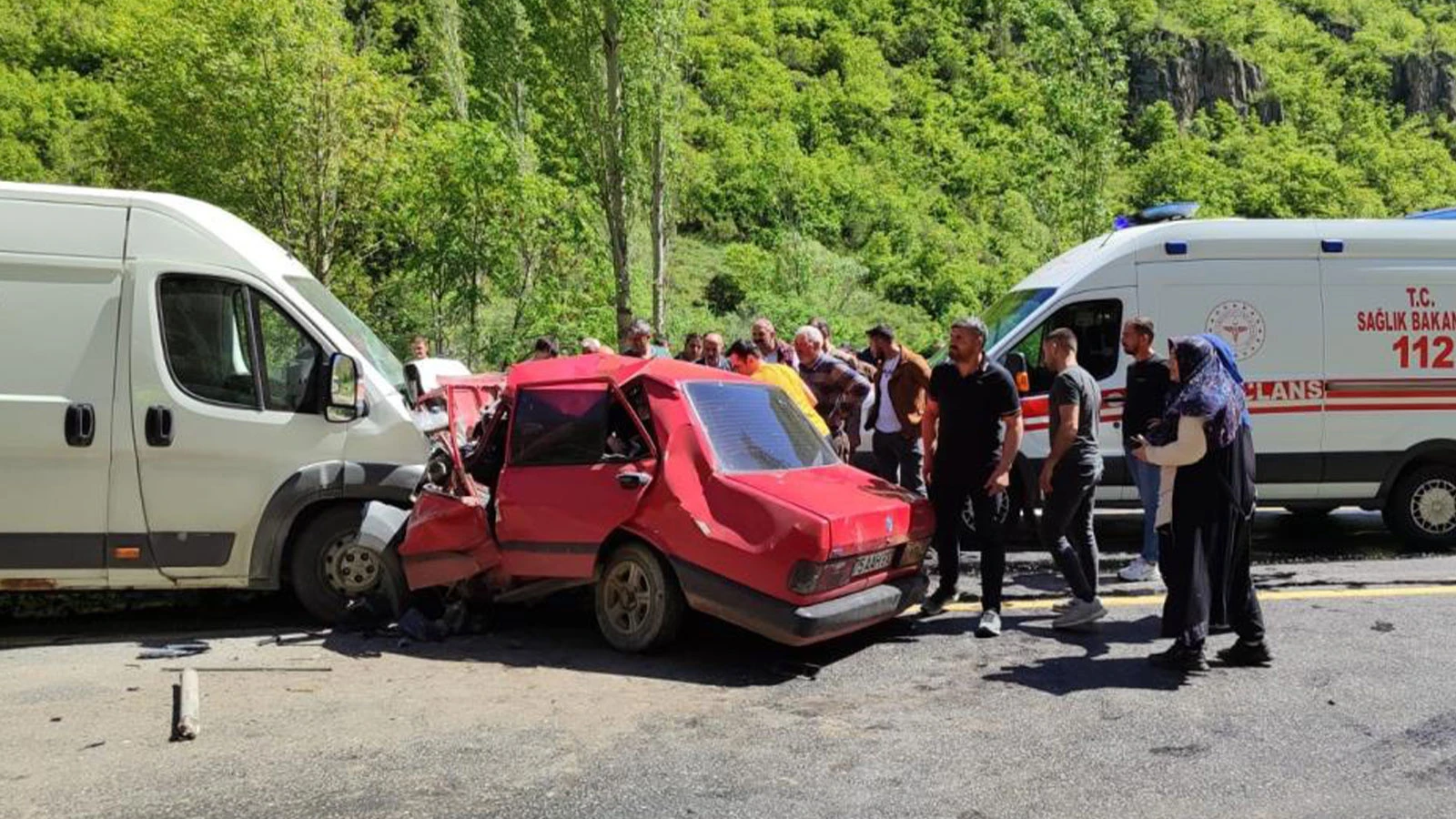 Minibüsle çarpışan araç hurdaya döndü: 1 ölü, 1 ağır yaralı