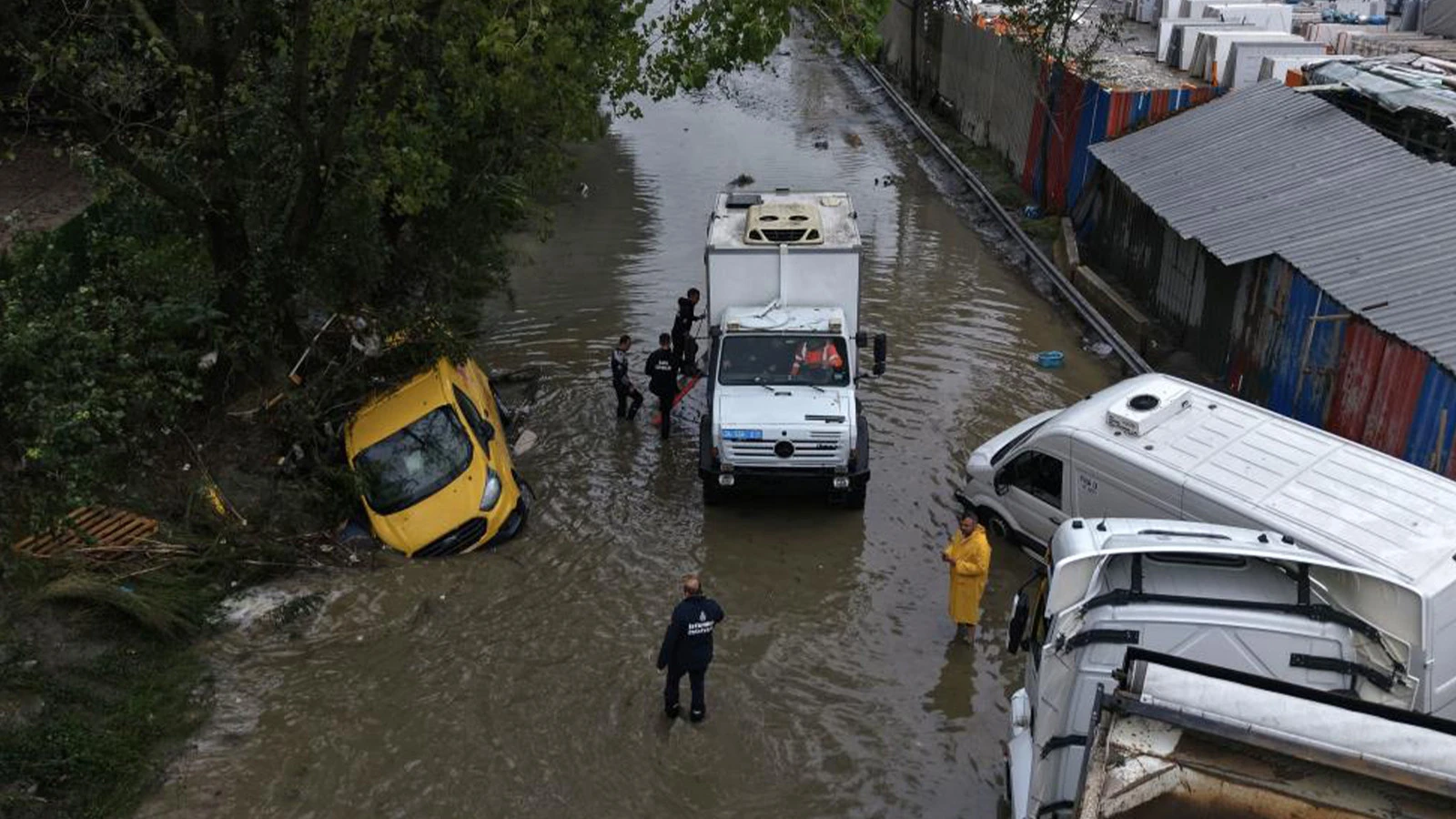 Sarıyer'de Fabrikada Mahsur Kalan İşçiler 24 Saat Sonra Kurtarıldı