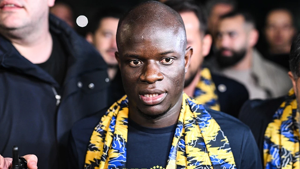 N'Golo Kante İstanbul'da: Binlerce taraftar karşıladı