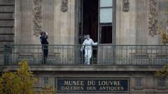 Louvre Müzesi'ndeki soygunda sekiz kraliyet mücevheri çalındı