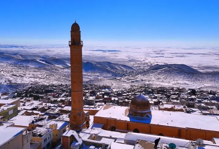 Mardin’de 140 yerleşim yerinin yolu kardan kapandı 