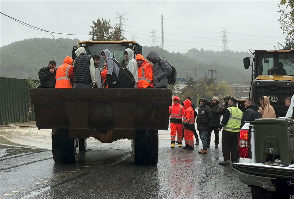 İstanbul'da Asrın Felaketi: 2 Kişi Hayatını Kaybetti, Birçok İlçe Sular Altında Kaldı