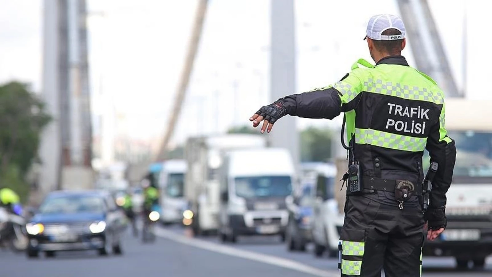 İzmir'de otobüsü durdurup otomobilinden inen sürücüye 182 bin lira ceza