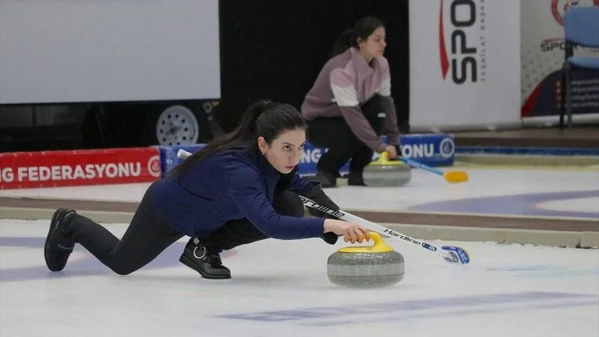 Dünya Şampiyonası'nda beşinci olan curlingciler, ilki başarmanın mutluluğunu yaşıyor
