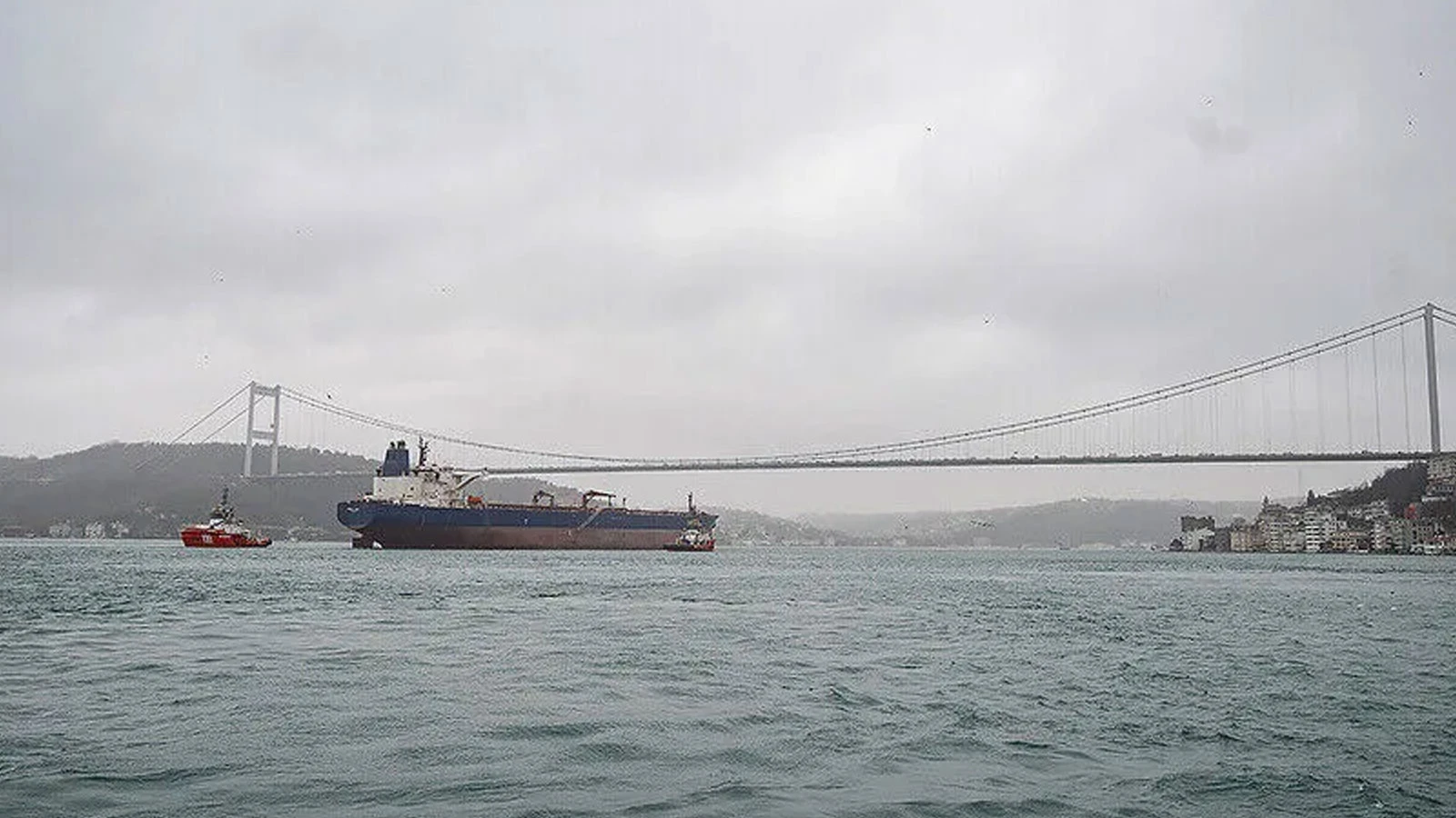 İstanbul Boğazı Liberya bayraklı kuru yük gemisi geçişi nedeniyle transit gemi geçişine kapatıldı