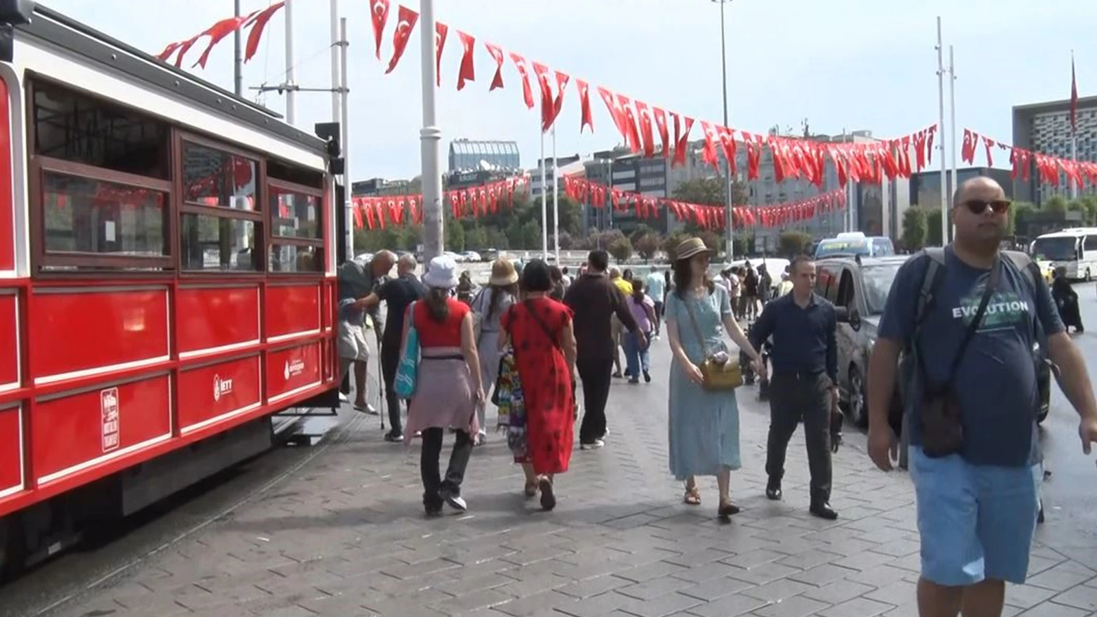 Taksim Meydanı'nda dakikalar içinde iki mevsim: Önce sağanak ardından güneş