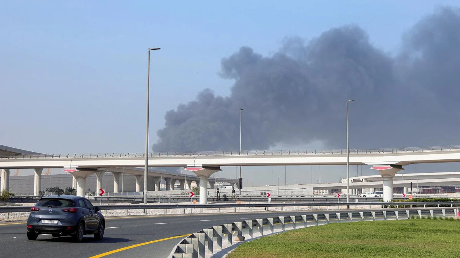Dubai'de patlama sesleri: Dumanlar yükseliyor