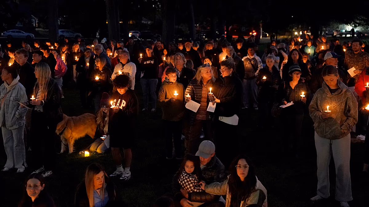 Oregon'daki Okul Saldırısının Kurbanları Mumlu Törende Anıldı