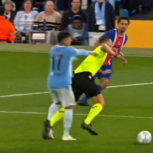 Manchester City'nin Yıldızı Hakemi Yere Serdi: Şampiyonlar Ligi'nde Olay Hareket