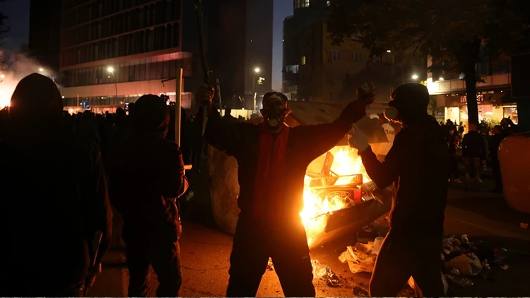 Arnavutluk'ta Protestocular Polis İle Karşı Karşıya Geldi