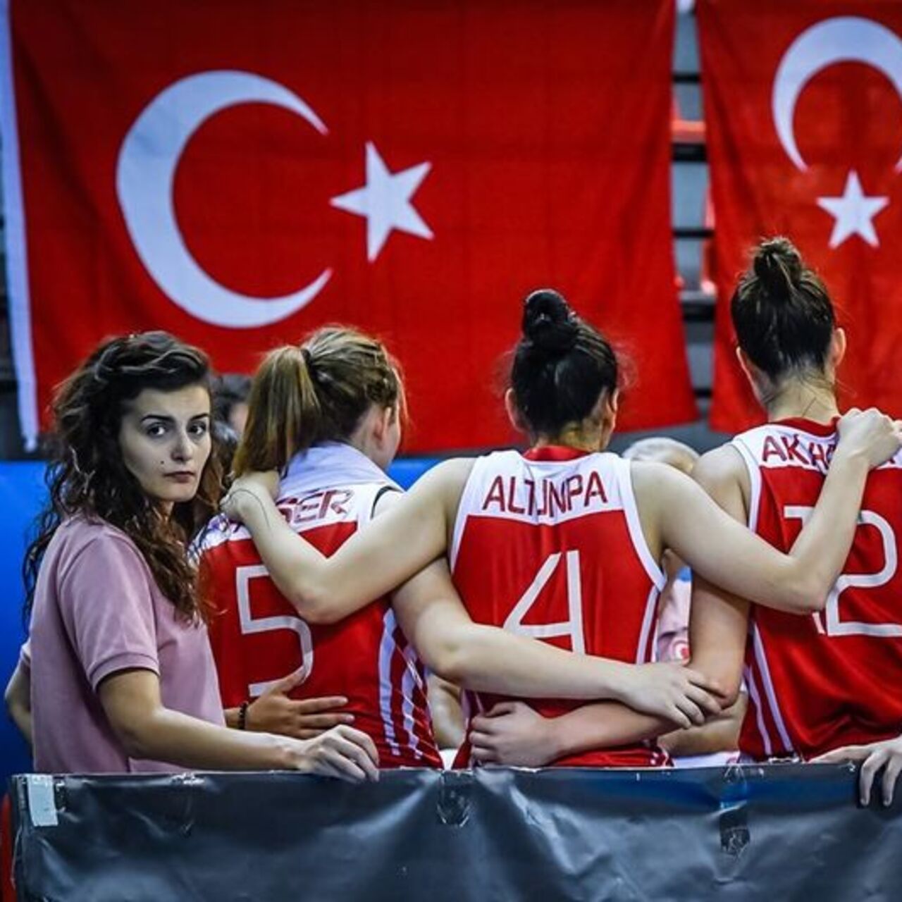 Milli takımda doktorluk yapmıştı! Kolunda serumla ölü bulundu!