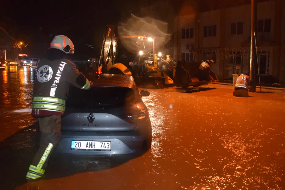 Manisa'da sağanak hayatı olumsuz etkiledi