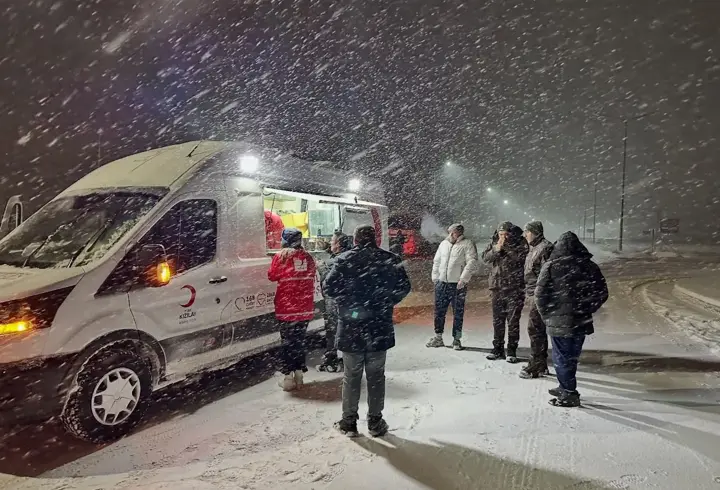 Malatya'da kardan yollar kapanınca, yolcular geceyi tesislerde geçirdi