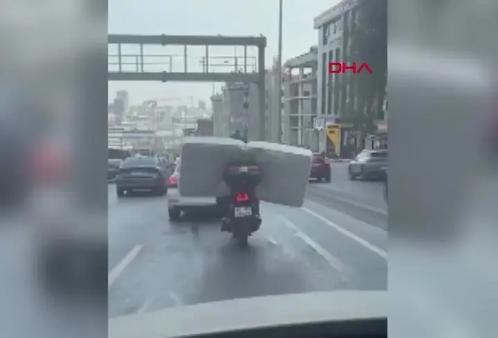 Trafikte tehlikeli anlar kamerada: Motosiklette yatak taşıdı!