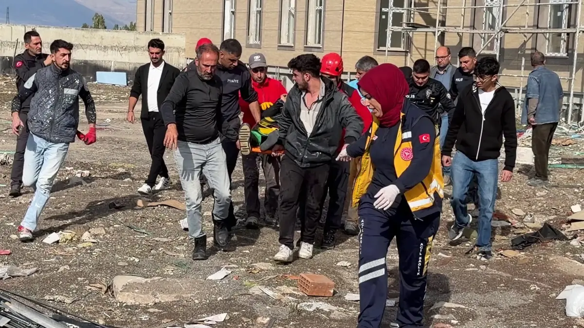 Asansör Kurarken 4 Kat Yüksekliğinden Düşüp, Ağır Yaralandı