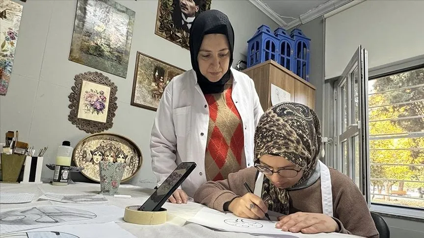 Görme engelli Zeynep resim yaparak hayata tutunuyor