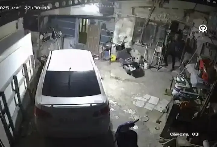 SINDIRGI'DA 2,5 AY SONRA YİNE 6.1! Deprem anları kamerada
