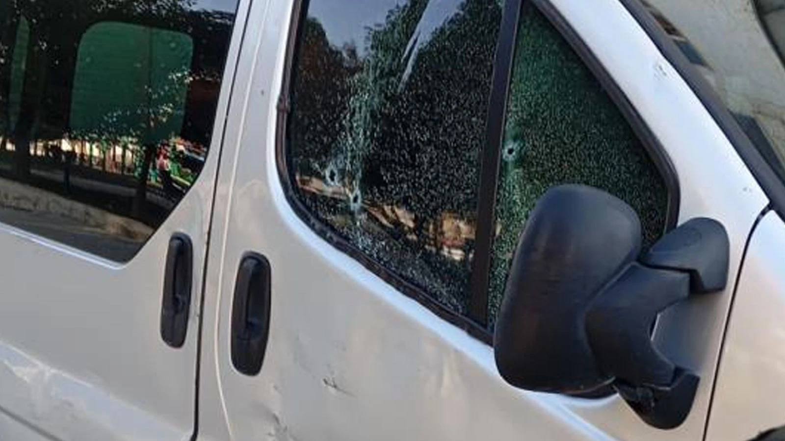 Park halindeki araca silahlı saldırı: Maddi hasar oluştu