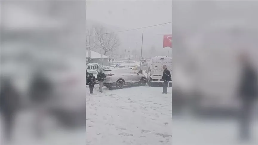 İstanbul'da kar nedeniyle oluşan hasarlı kazalar cep telefonu kamerasında