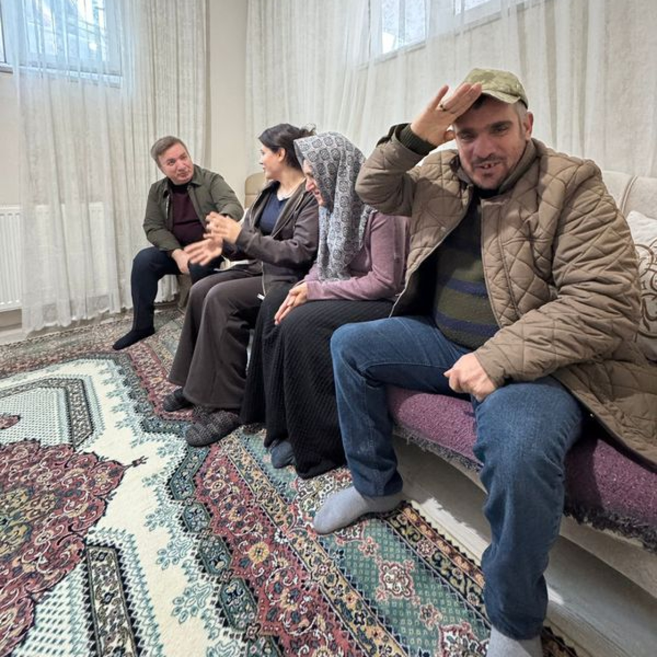 Vali Aydoğdu, engelli kardeşlerine bakan Çilem'in hikayesini paylaştı