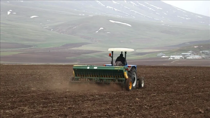 Ağrı'nın verimli ovasındaki tarlalarda ekim zamanı