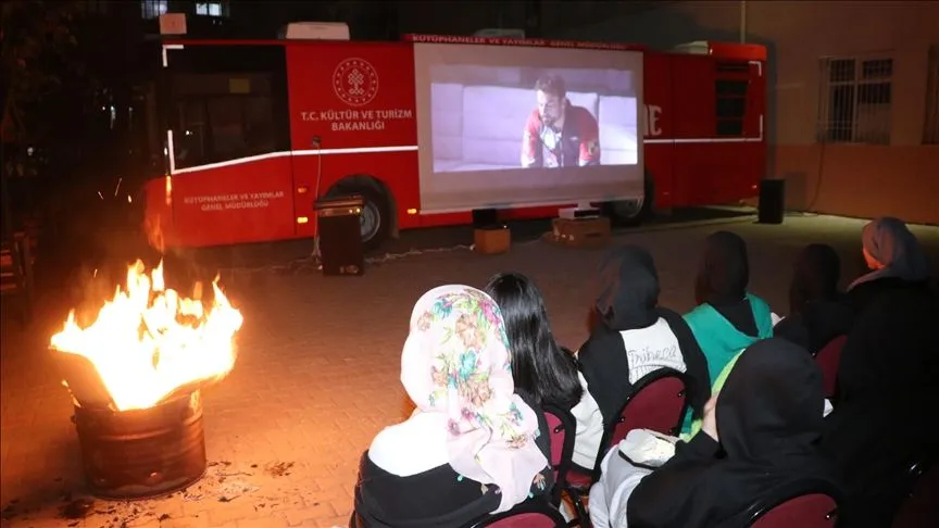 Sinema otobüsü yurt ve pansiyonda kalan öğrenciler için geziyor