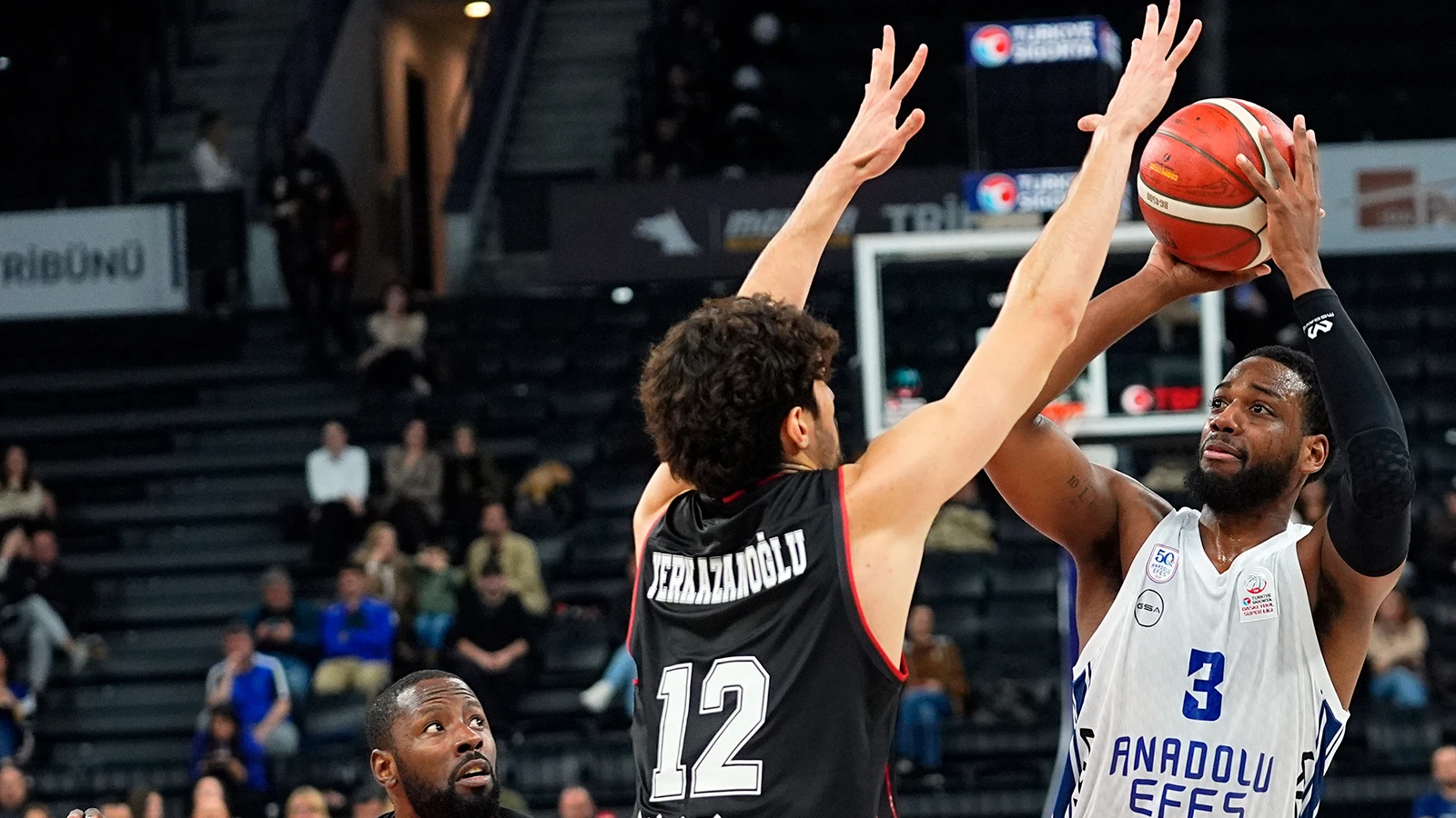 Anadolu Efes, Manisa Basket'i farklı mağlup etti