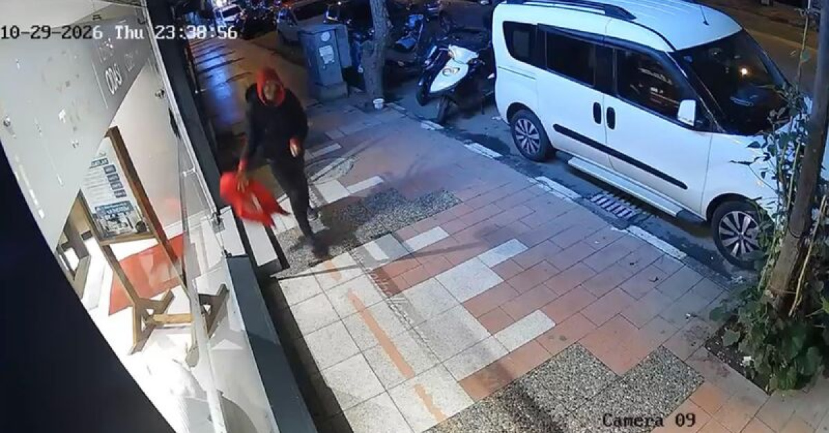 Son Dakika Hbaerler : Manisa’da Bir Kişi Mağaza Önünde Asılı Olan Türk Bayrağını Yere Attı - Son Dakika Haberleri Habertürk