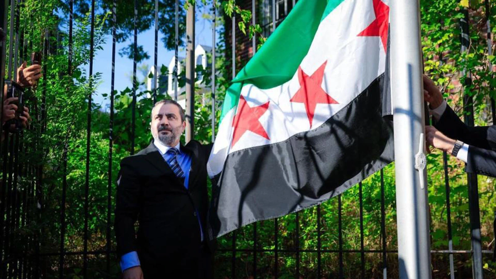 Suriye bayrağı, Washington'daki büyükelçilikte göndere çekildi