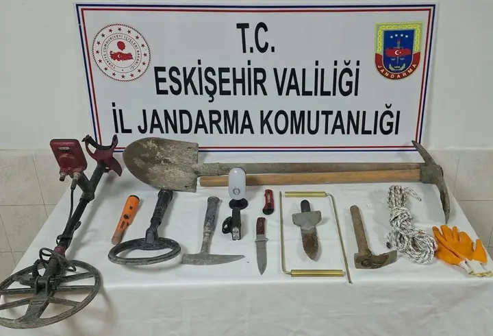 Eskişehir’de kaçak kazıya 3 gözaltı